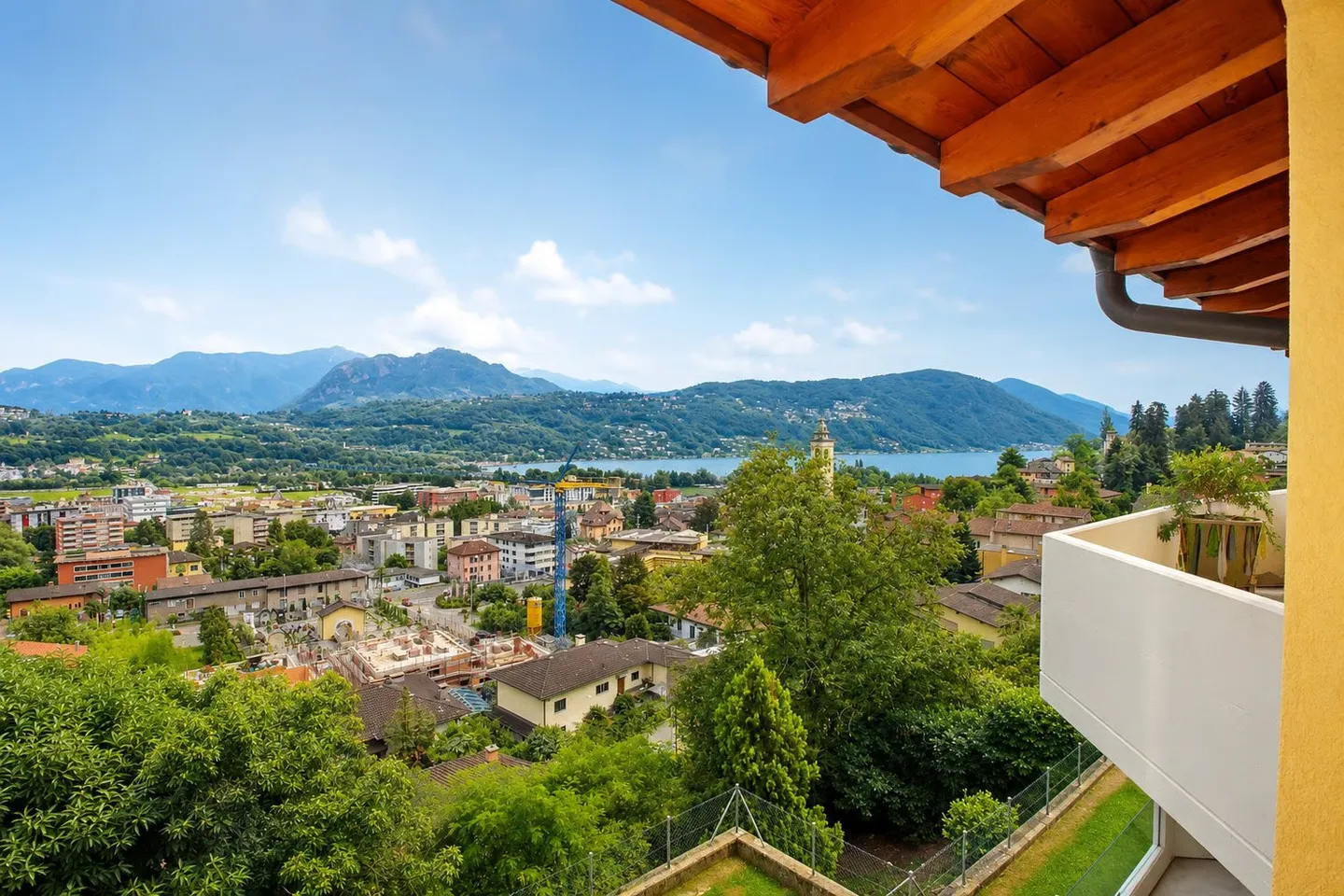 Penthouse with 2.5 rooms and lake view - Photo 1 of 10