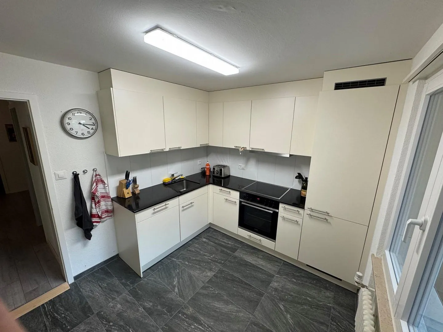 APPARTEMENT 3.5 PIÈCES BAIGNÉ DE LUMIÈRE DANS UN EMPLACEMENT CENTRAL À LIESTAL - Photo 3 sur 13