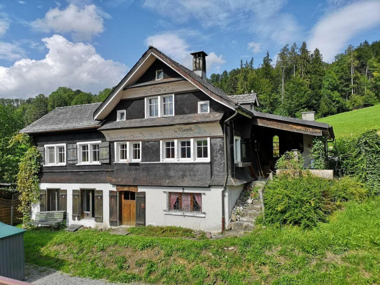 Maison Toggenburg de 4 pièces à rénover avec salle polyvalente et deux parcelles de prairie séparées - Photo 1 sur 13