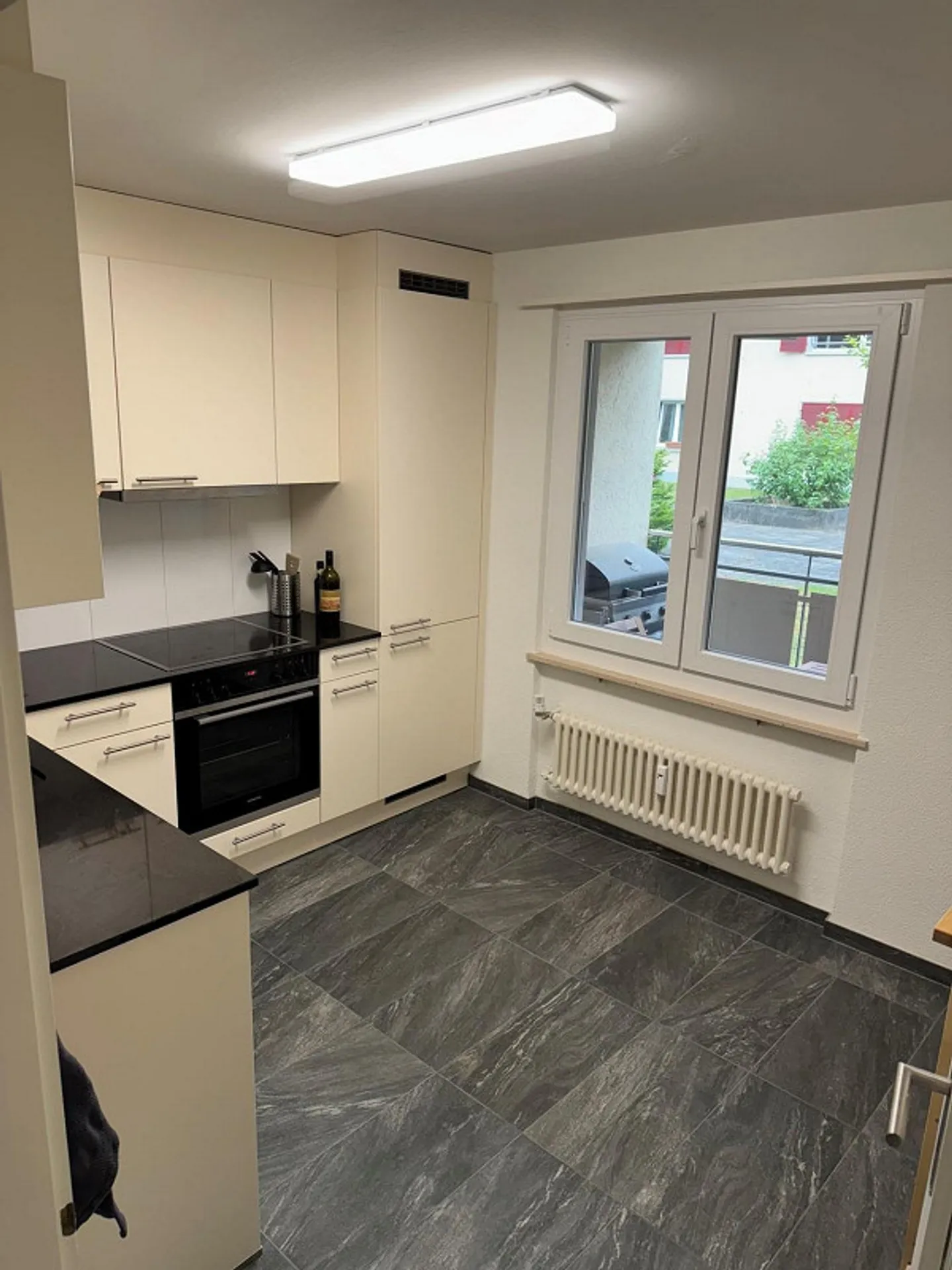 APPARTEMENT 3.5 PIÈCES BAIGNÉ DE LUMIÈRE DANS UN EMPLACEMENT CENTRAL À LIESTAL - Photo 4 sur 13
