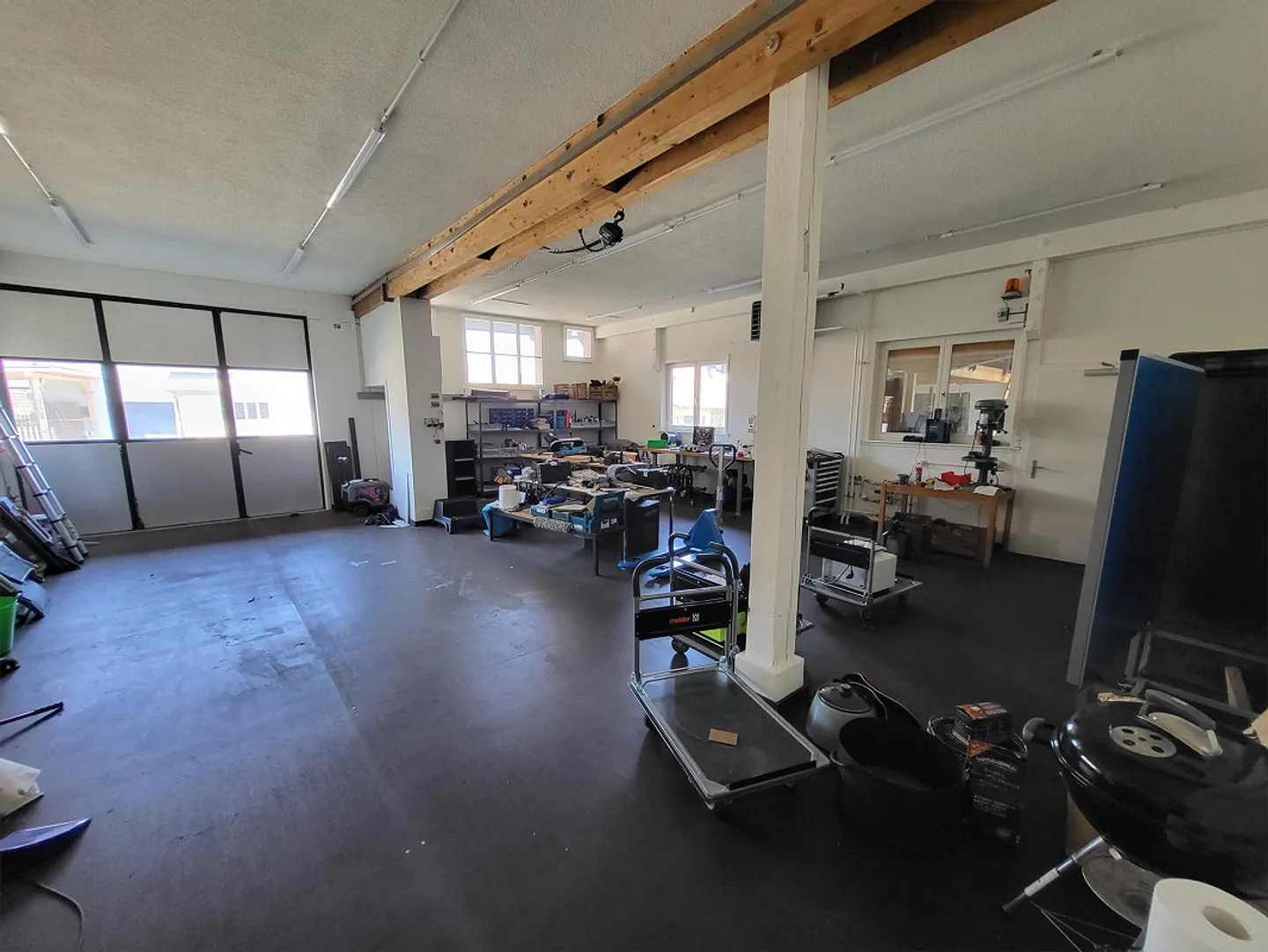Espace commercial avec bureau et grand avant-cour à louer - Photo 2 sur 2