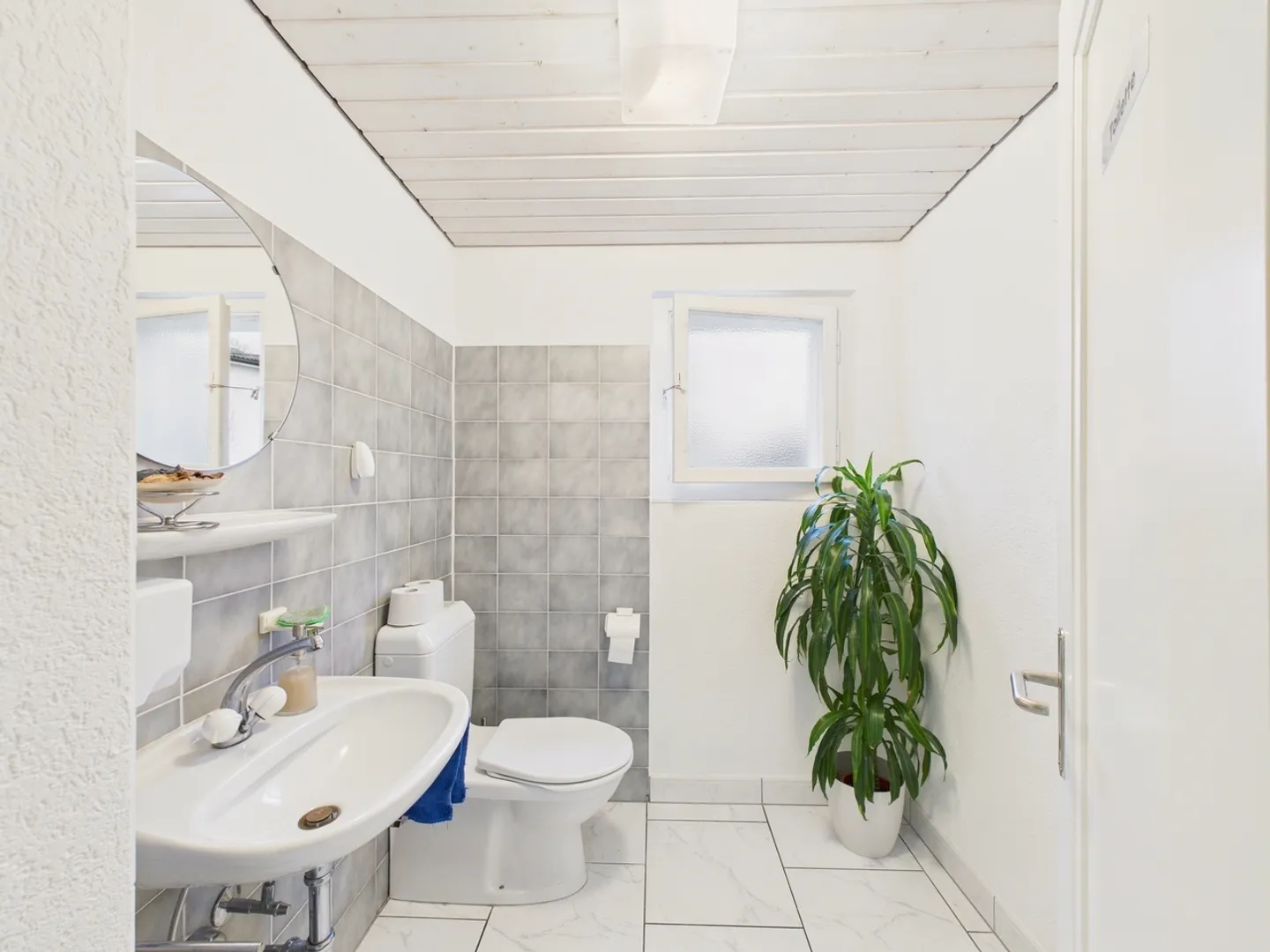 Espace de vente attrayant à Uster - idéal pour un concept de coiffure ou de beauté avec beaucoup de possibilités d'aménagement et 5 places de parking - Photo 9 sur 10