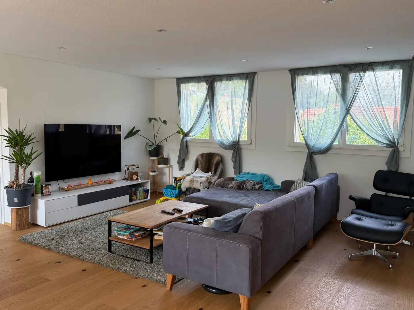 Modern Apartment with South Balcony - Photo 2 of 8
