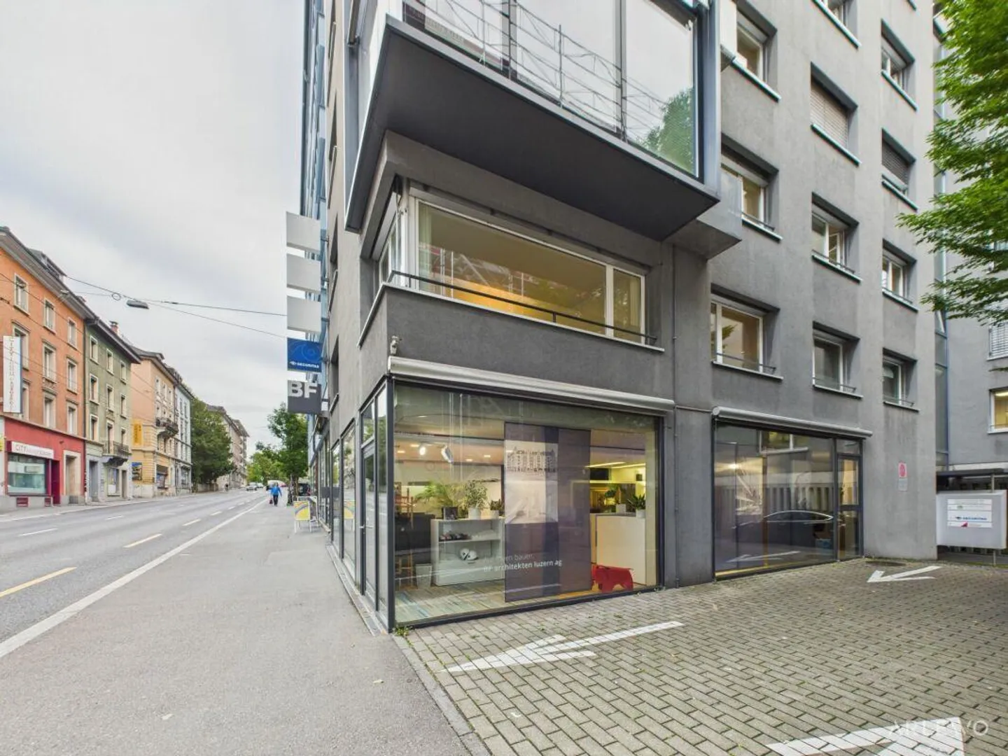 Repräsentative Dienstleistungsfläche an frequentierter Lage - Foto 1 von 11