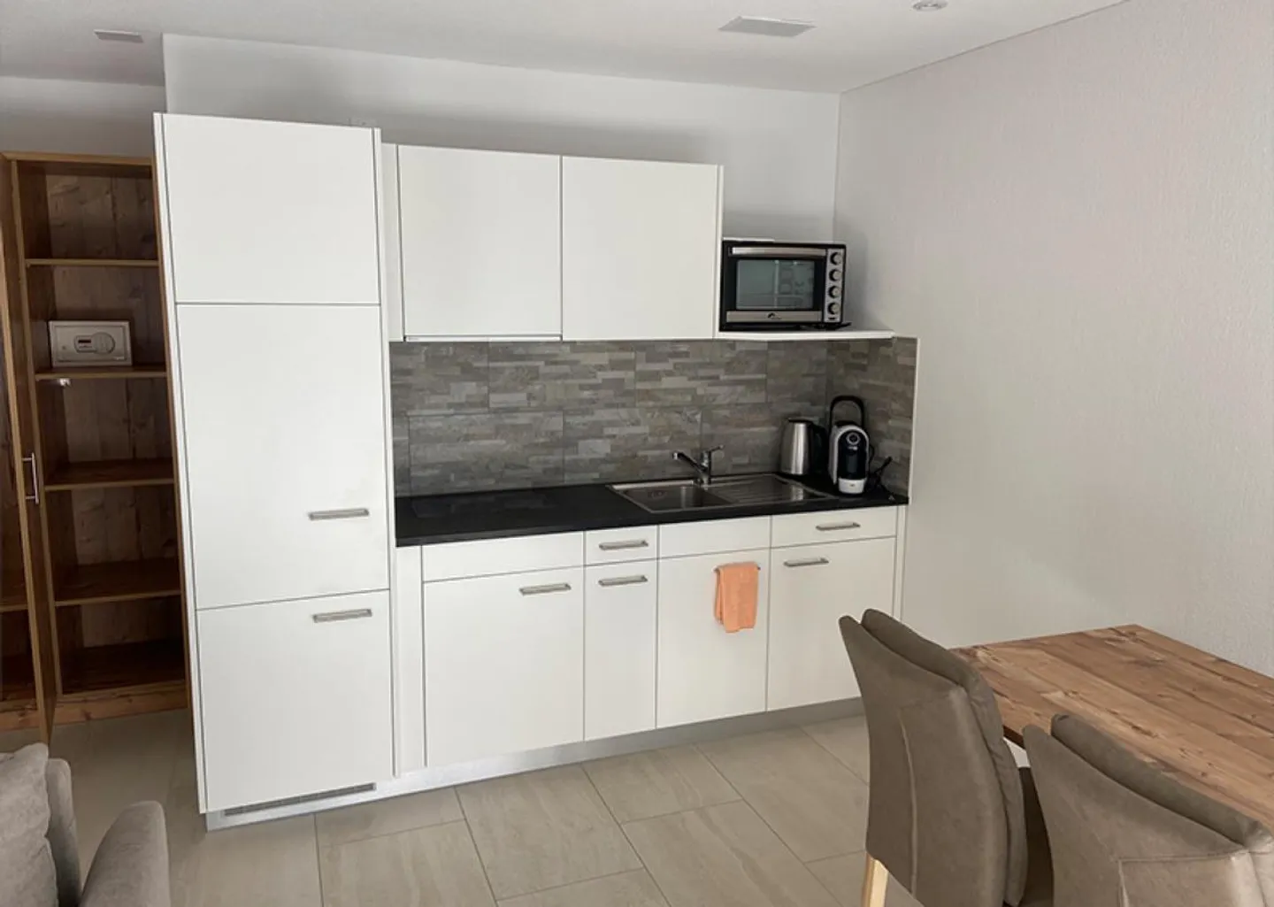 Appartement meublé de 2,5 pièces sans frais d'électricité - Photo 2 sur 5