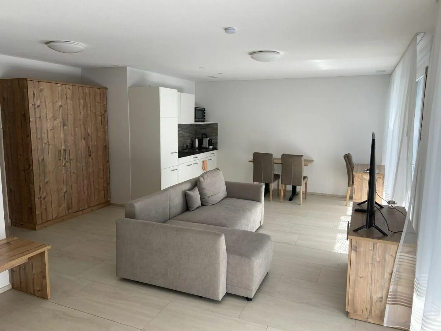 Appartement meublé de 2,5 pièces sans frais d'électricité - Photo 1 sur 5