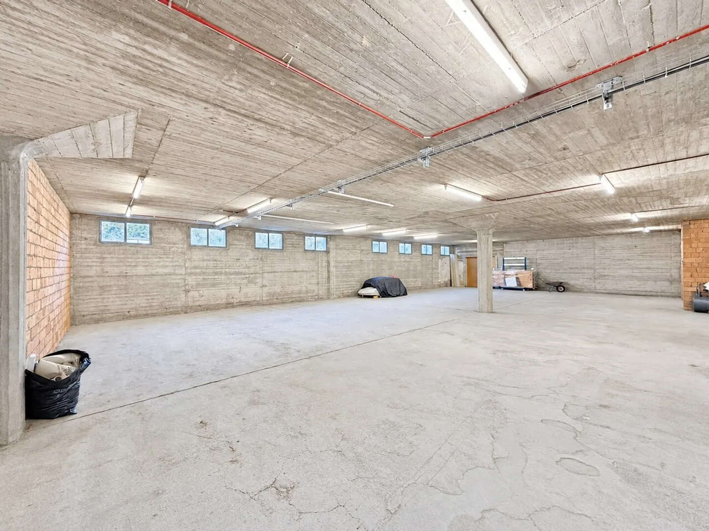 Besoin de plus d'espace ? Grande surface de stockage à louer à Domat/Ems - Photo 4 sur 10