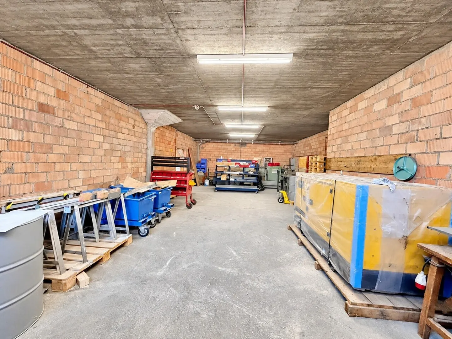Besoin de plus d'espace ? Grande surface de stockage à louer à Domat/Ems - Photo 5 sur 10