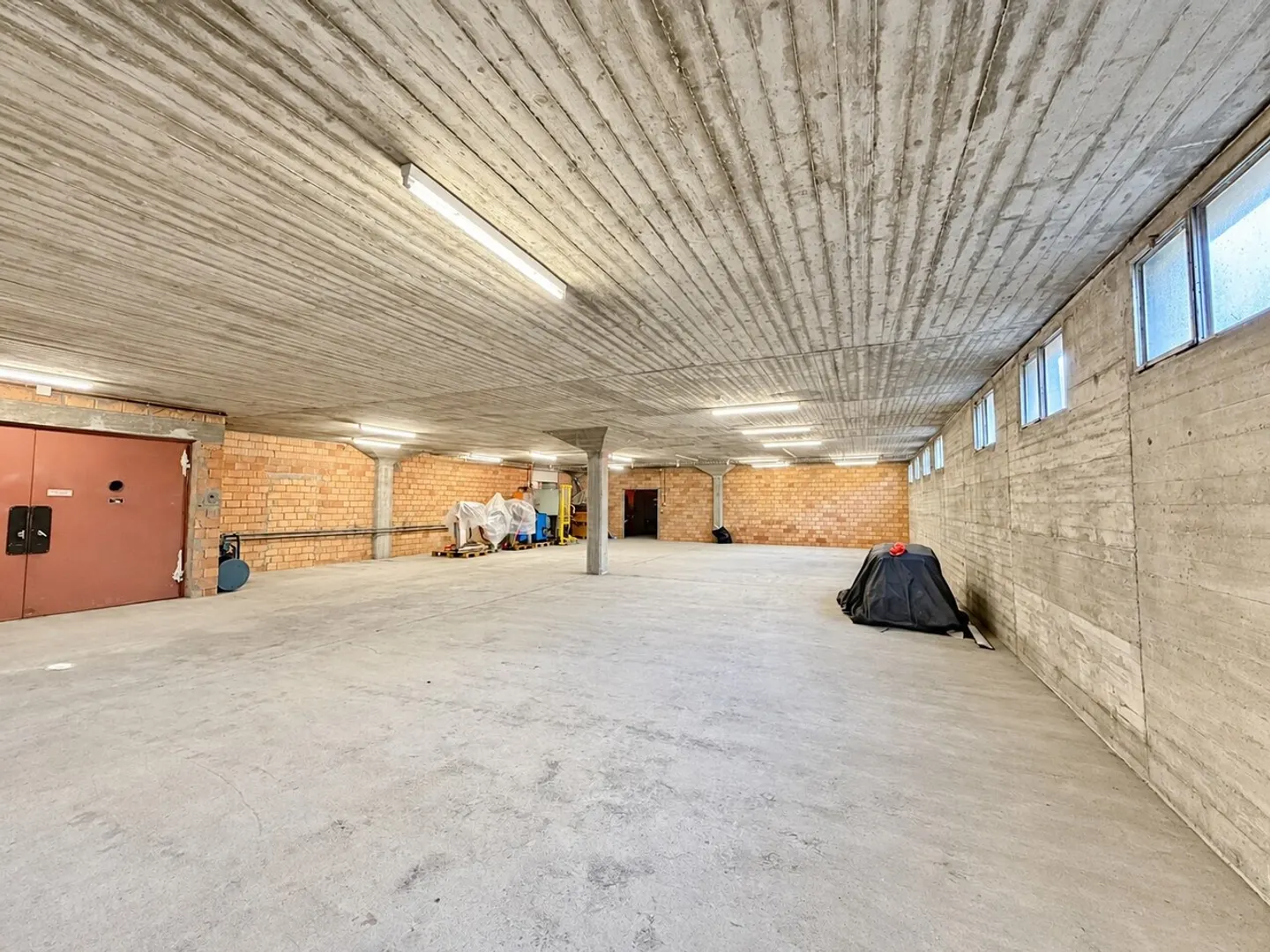Besoin de plus d'espace ? Grande surface de stockage à louer à Domat/Ems - Photo 3 sur 10