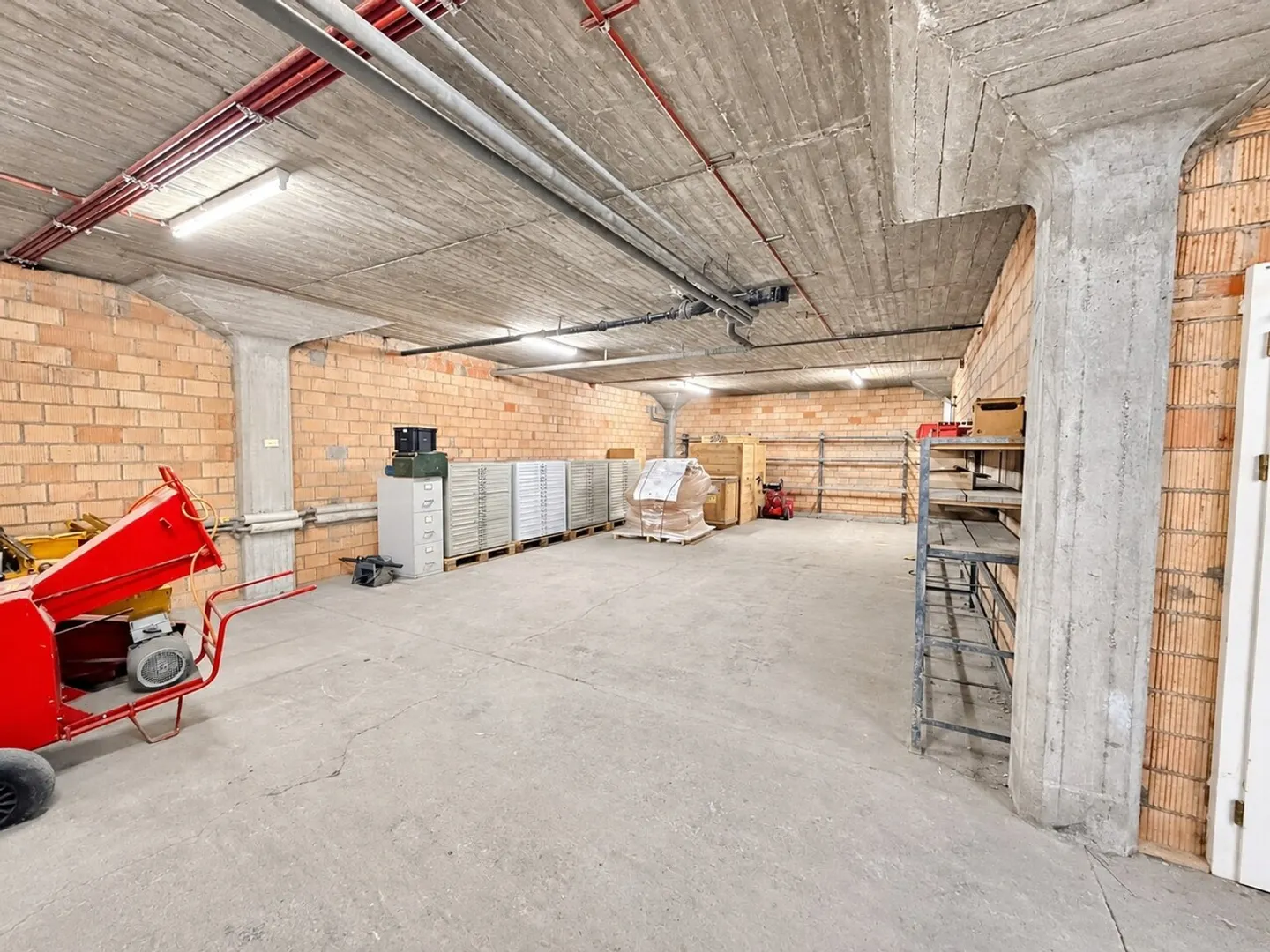 Besoin de plus d'espace ? Grande surface de stockage à louer à Domat/Ems - Photo 6 sur 10