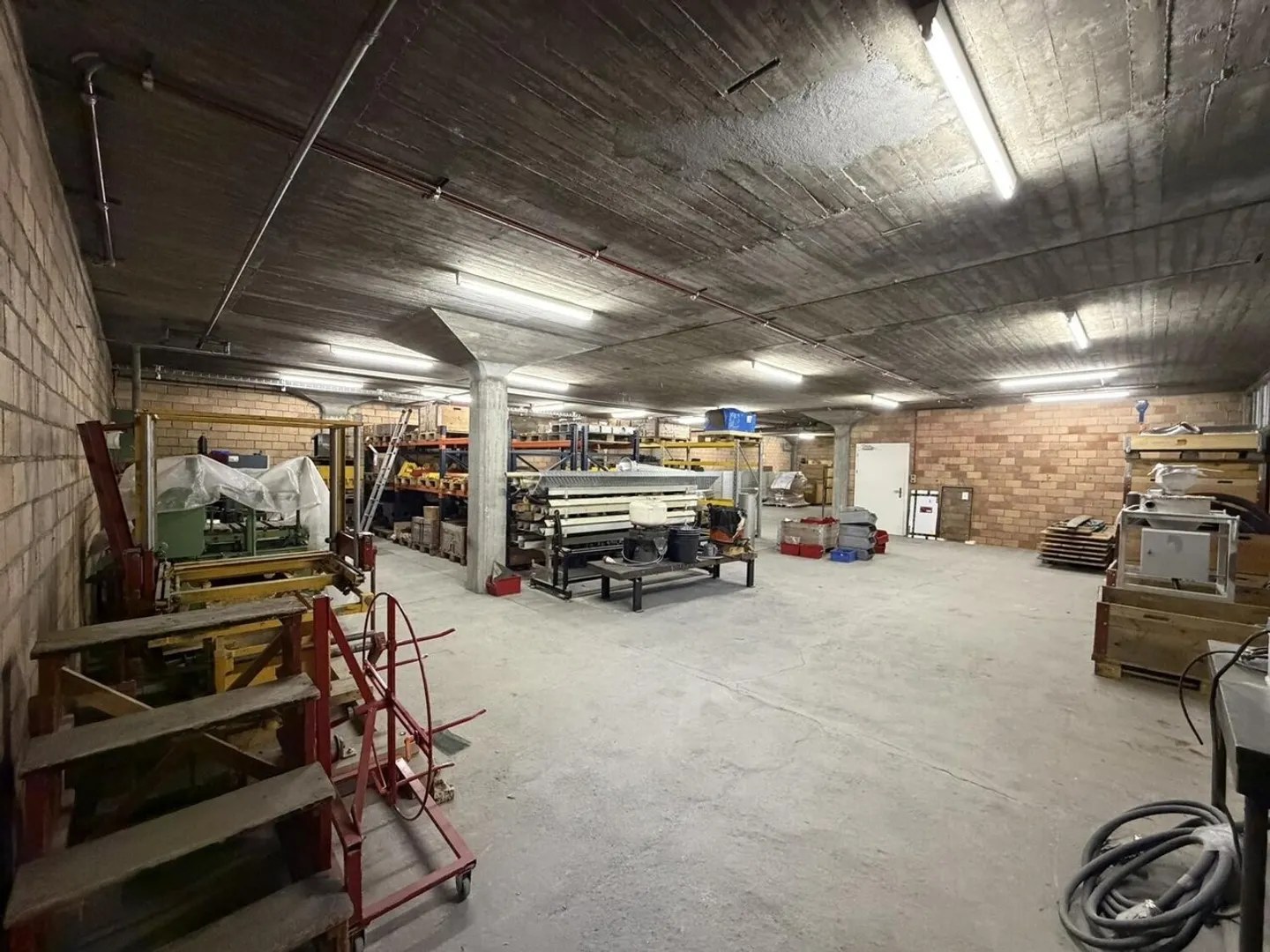 Besoin de plus d'espace ? Grande surface de stockage à louer à Domat/Ems - Photo 7 sur 10