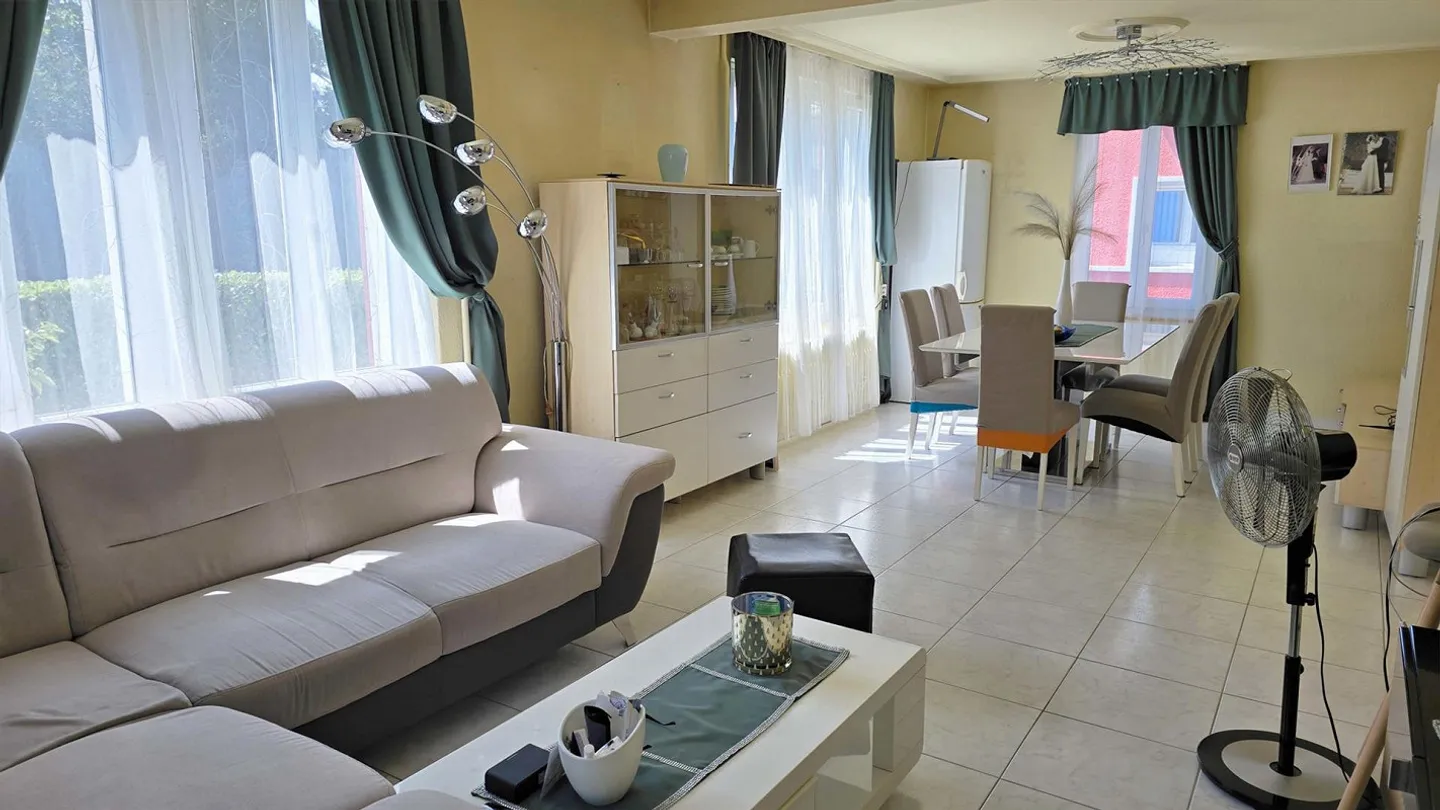 Casa unifamiliare di 5,5 stanze in posizione centrale con giardino paradisiaco - Foto 4 di 11