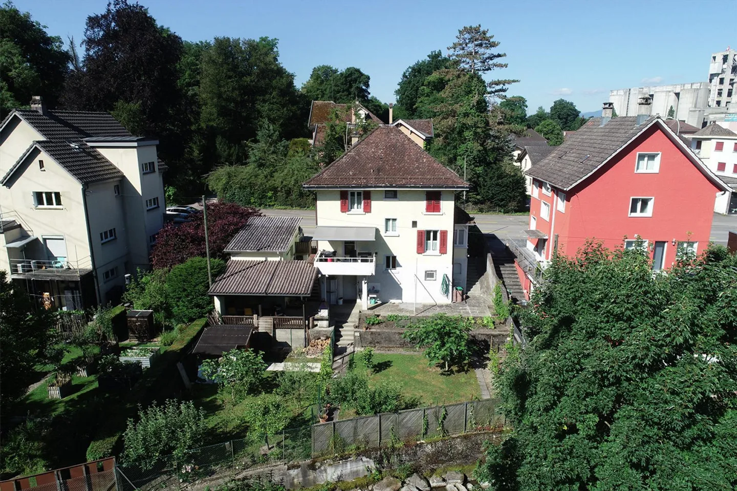 Casa unifamiliare di 5,5 stanze in posizione centrale con giardino paradisiaco - Foto 2 di 11