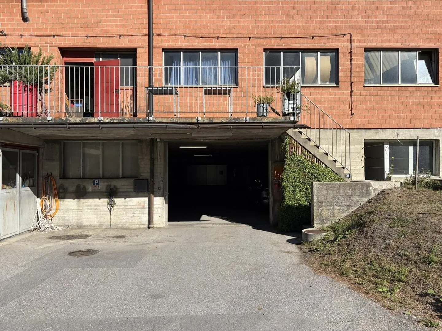 Besoin de plus d'espace ? Grande surface de stockage à louer à Domat/Ems - Photo 8 sur 10