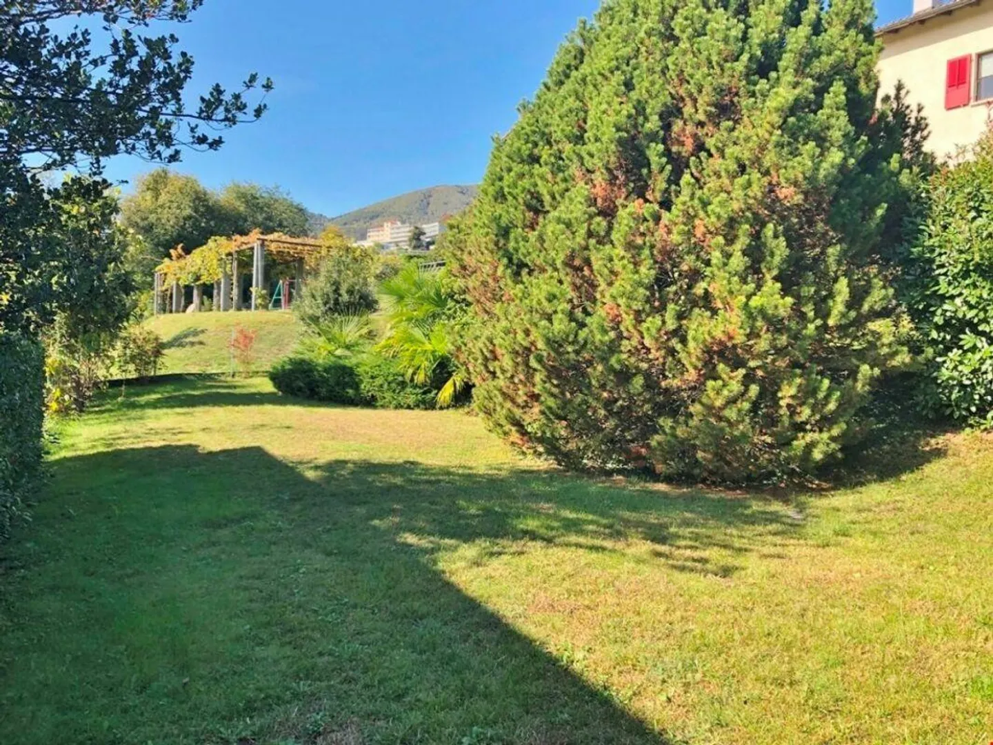 Spaziosa e tranquilla casa unifamiliare con giardino - Foto 4 di 13