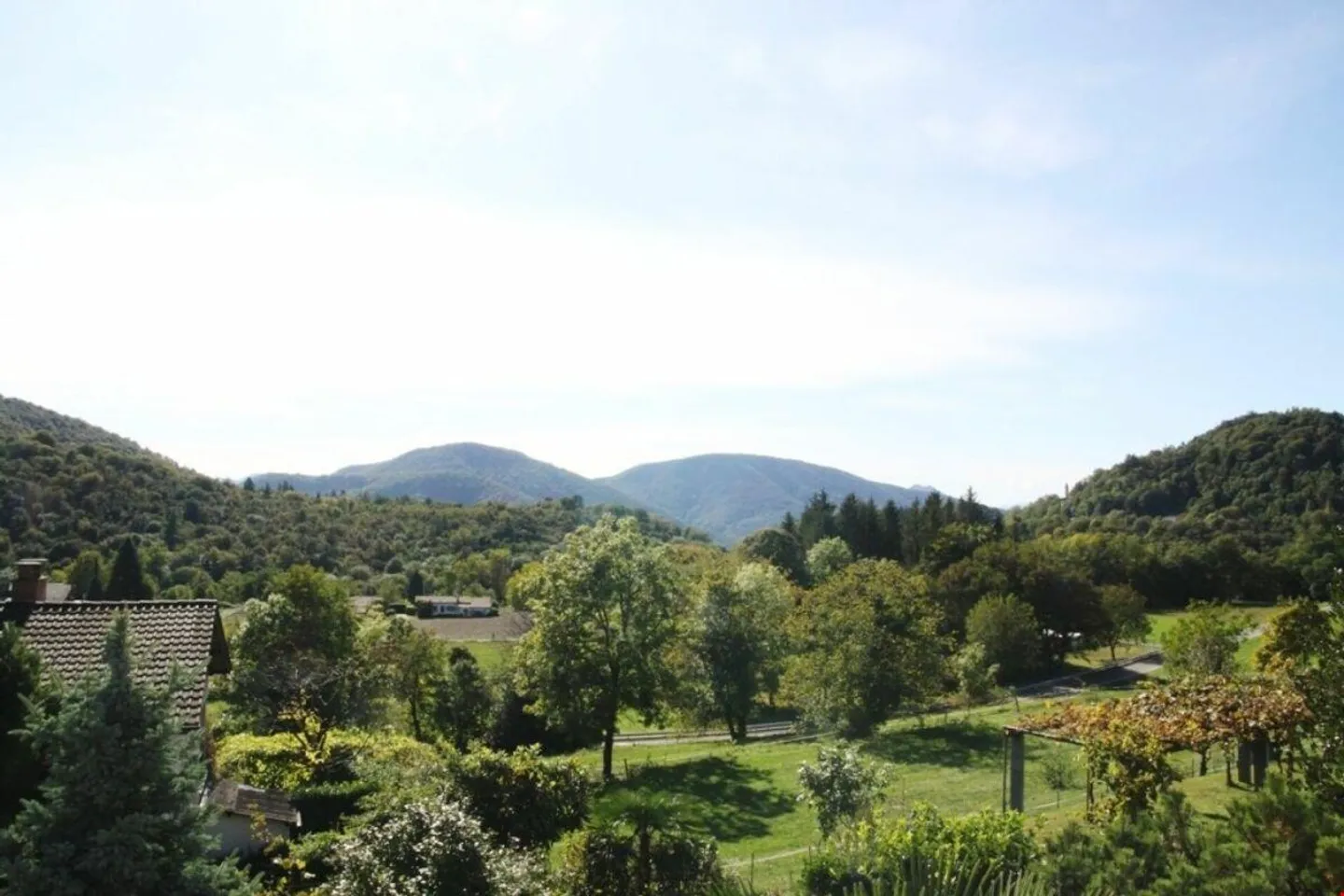 Spaziosa e tranquilla casa unifamiliare con giardino - Foto 5 di 13