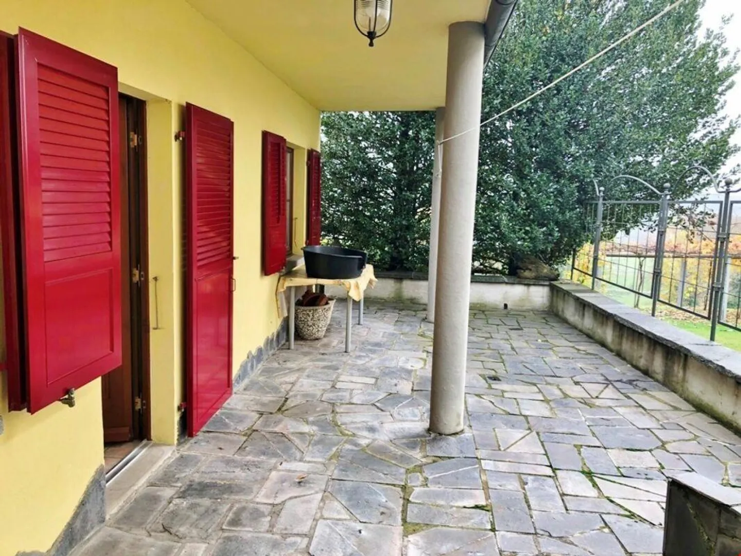 Spaziosa e tranquilla casa unifamiliare con giardino - Foto 7 di 13