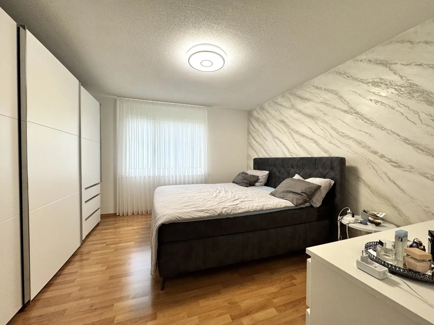 Bellissimo appartamento di 4.5 stanze in una posizione tranquilla - Foto 3 di 5
