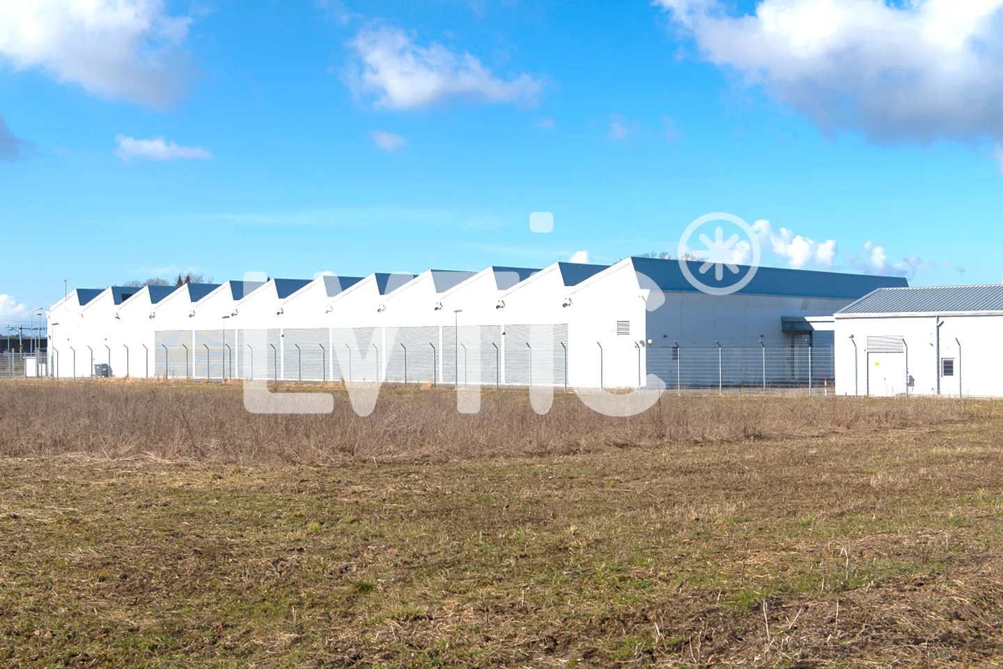 Capannone industriale, uffici di 4200 m2 divisibili in affitto ad Avenches - Foto 1 di 14