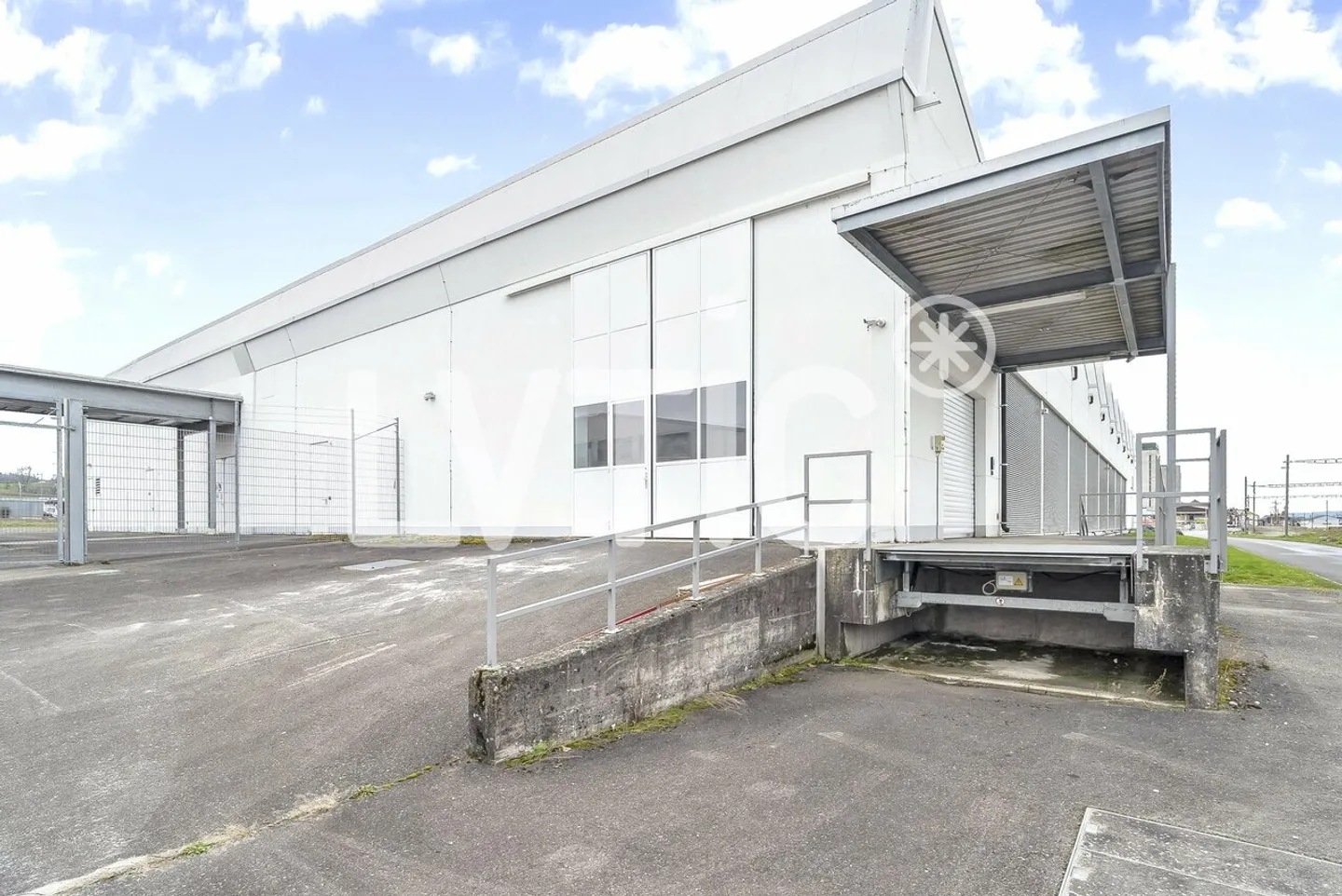 Capannone industriale, uffici di 4200 m2 divisibili in affitto ad Avenches - Foto 11 di 14