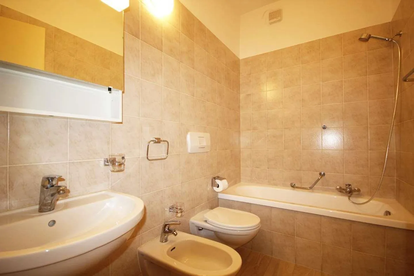 Balerna: 4-room renovated apartment with open view - Photo 7 of 10