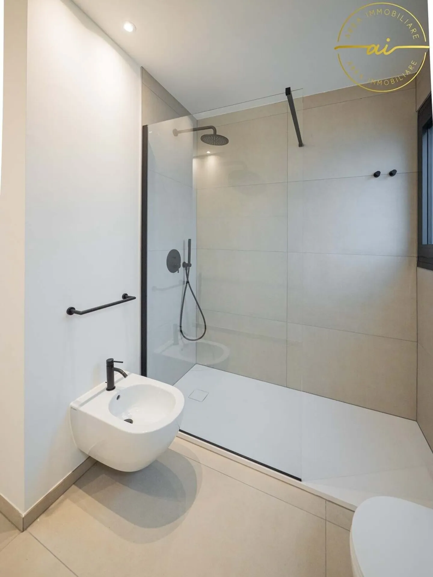 ELEGANTE 2,5-ZIMMER-WOHNUNG MIT HOCHWERTIGEN AUSFÜHRUNGEN - Foto 11 von 13