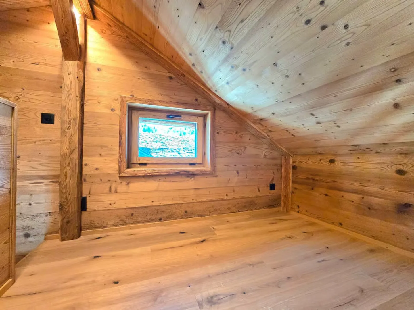 Stunning renovated barn in Mase with terraces, view and parking space (Val d'Hére) - Photo 10 of 13