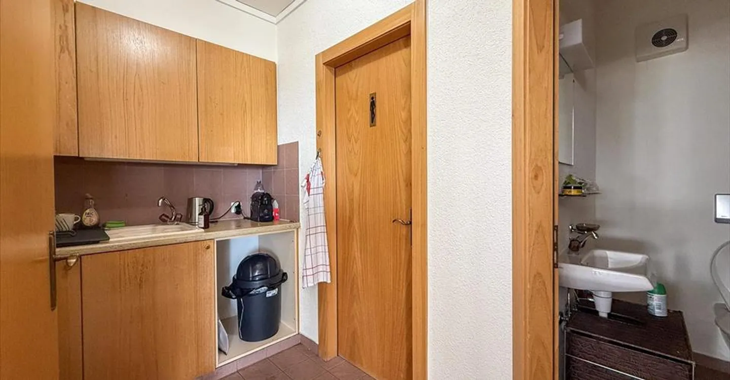 Office space for rent - Photo 2 of 6