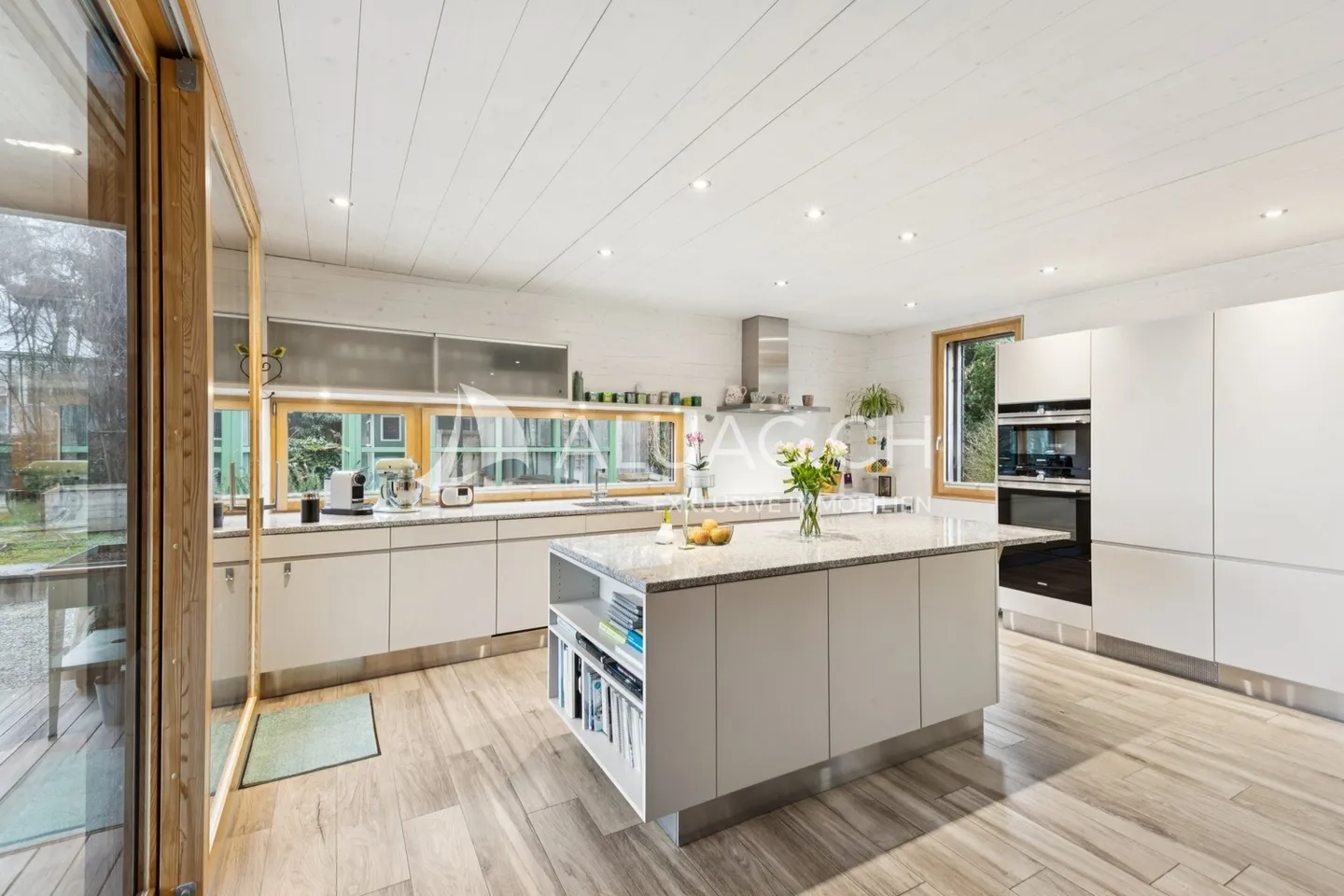 MODERN, LOTS OF SPACE, STYLE, QUIET AND PRIVACY - Photo 3 of 8