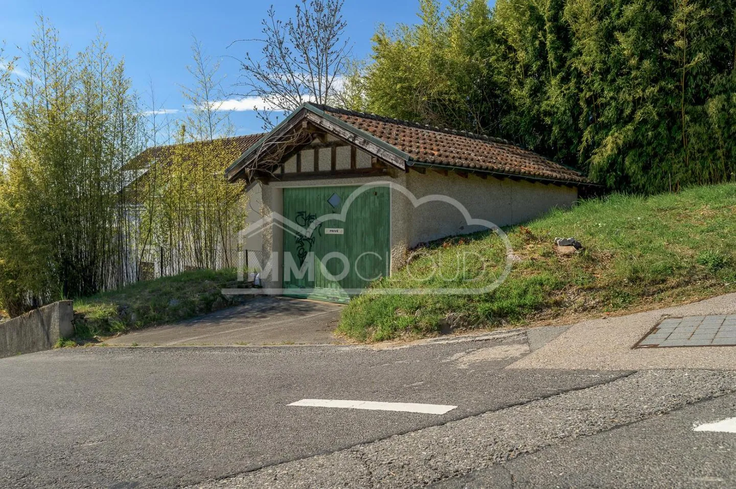 Garage con appezzamento privato - Foto 1 di 10