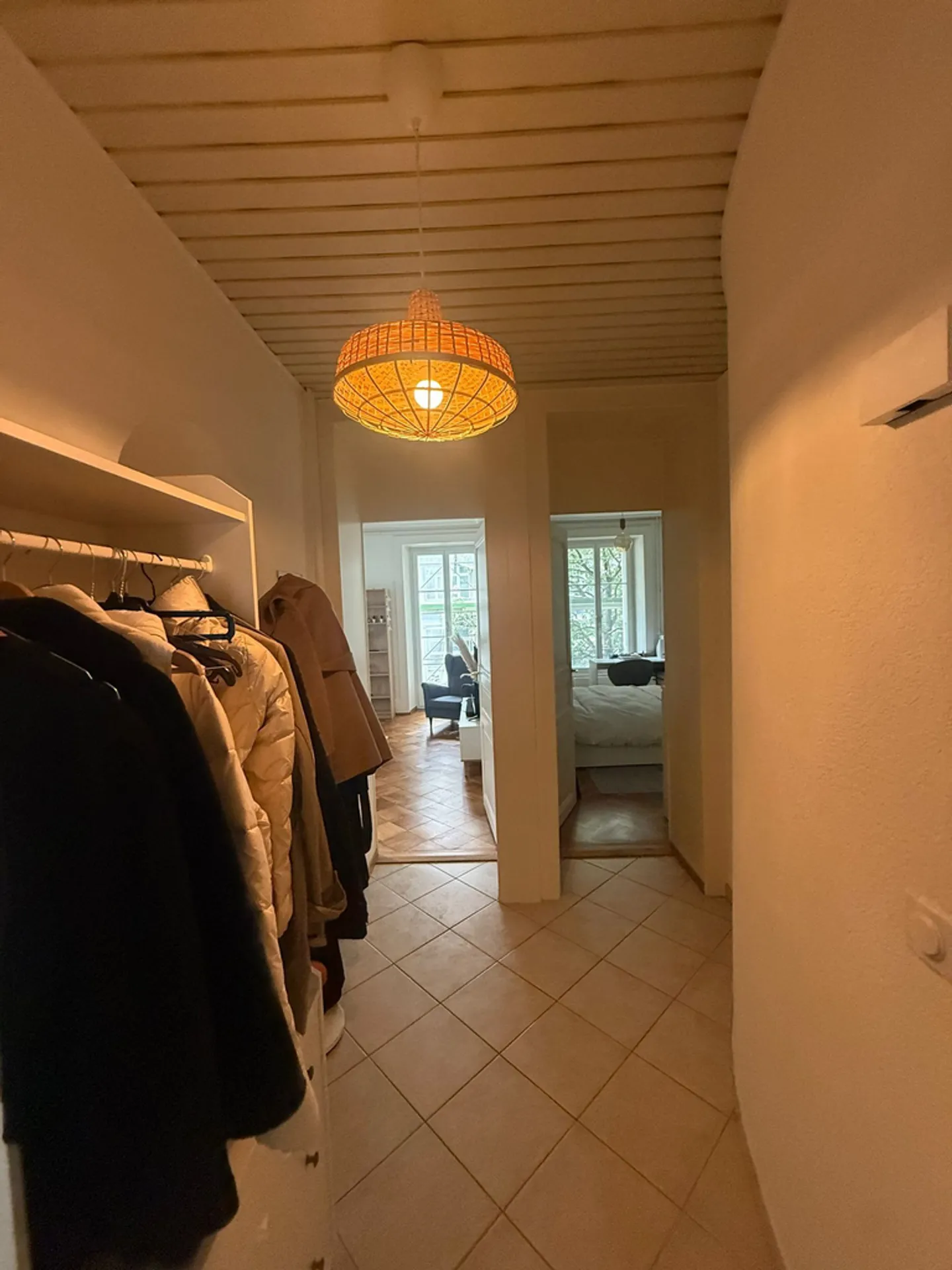 Appartement Charmant avec Terrasse - Photo 2 sur 9