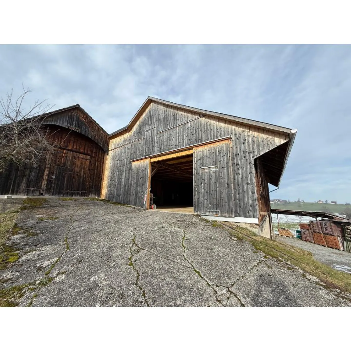 Entrepôt avec espace ouvert - Photo 1 sur 4