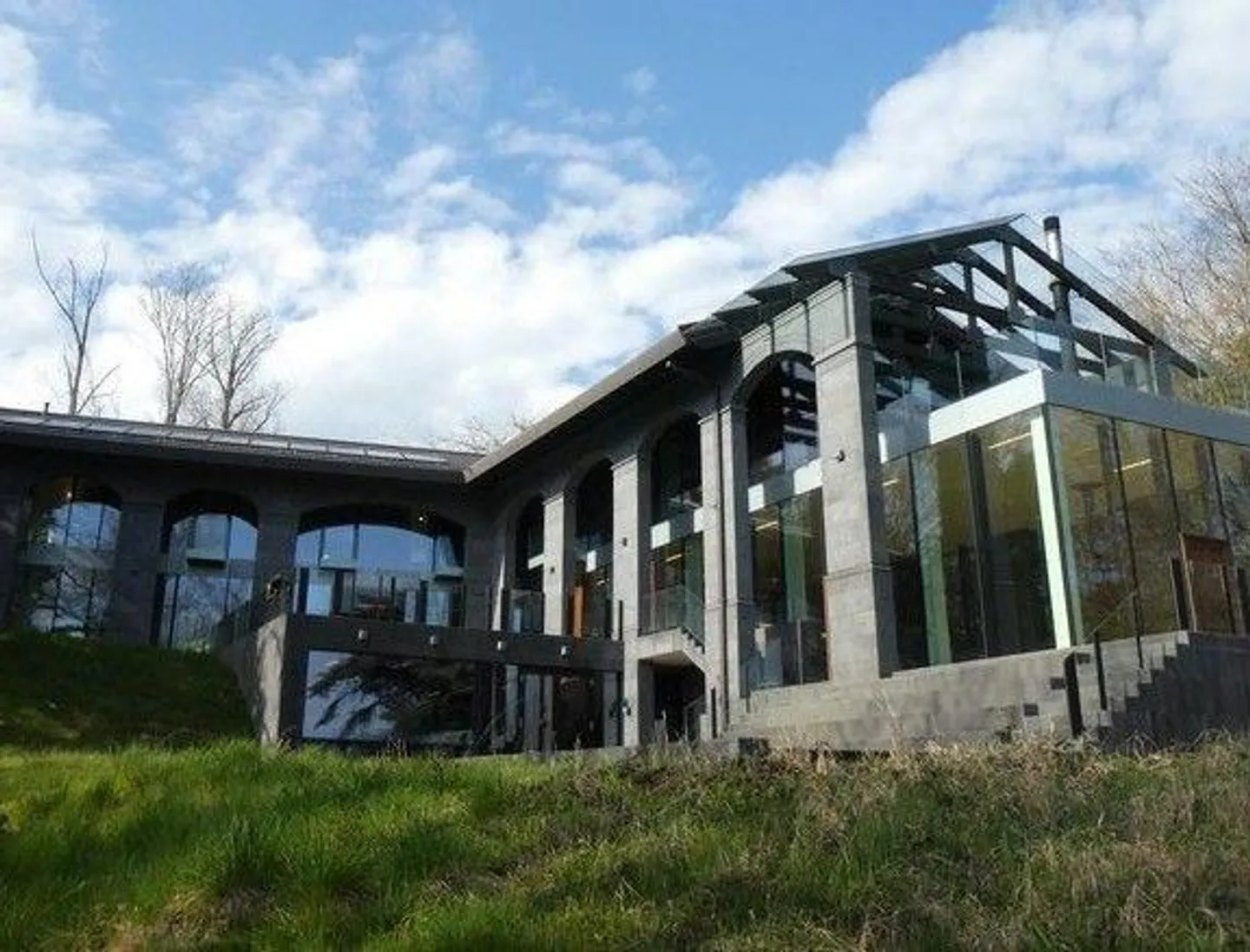 Villa avec Garage et Jardin - Photo 1 sur 13