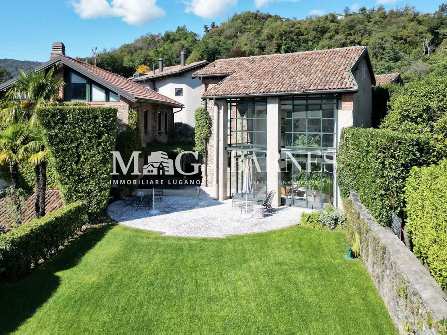 Elegant designer villa with garden near the center of Lugano - Photo 2 of 24