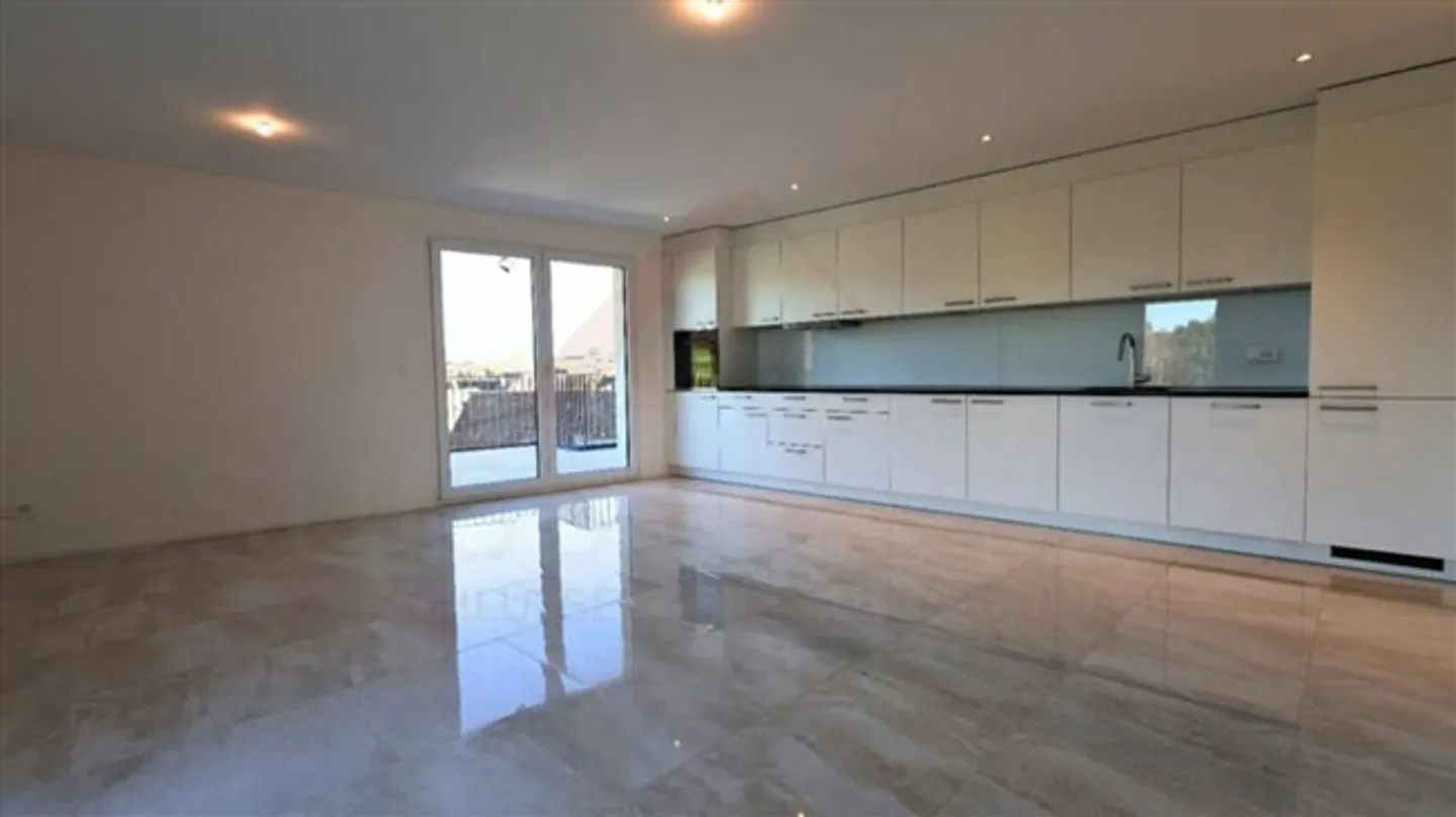 Living with a View - Modern 3.5-Room Penthouse Apartment in Gurmels with 45 m² Terrace - Photo 3 of 11