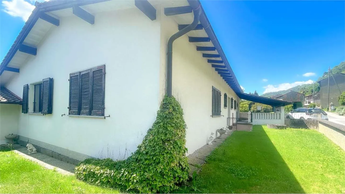 VILLA WITH POOL IMMERSED IN GREEN TO BE RENOVATED - Photo 2 of 4