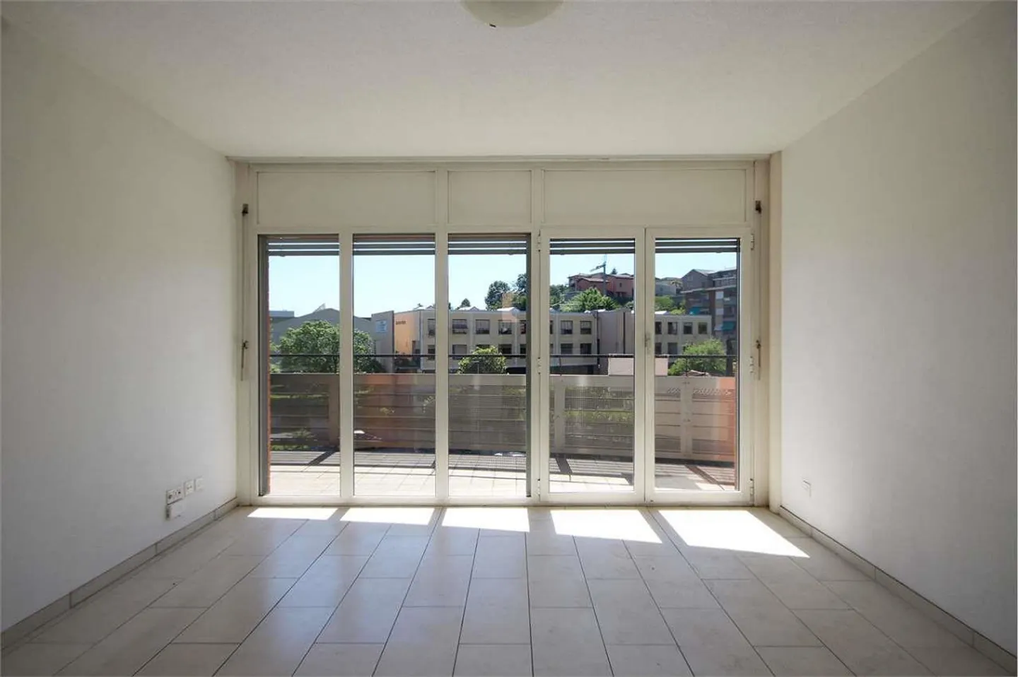 Balerna: bright 3.5 rooms with open view - Photo 2 of 13