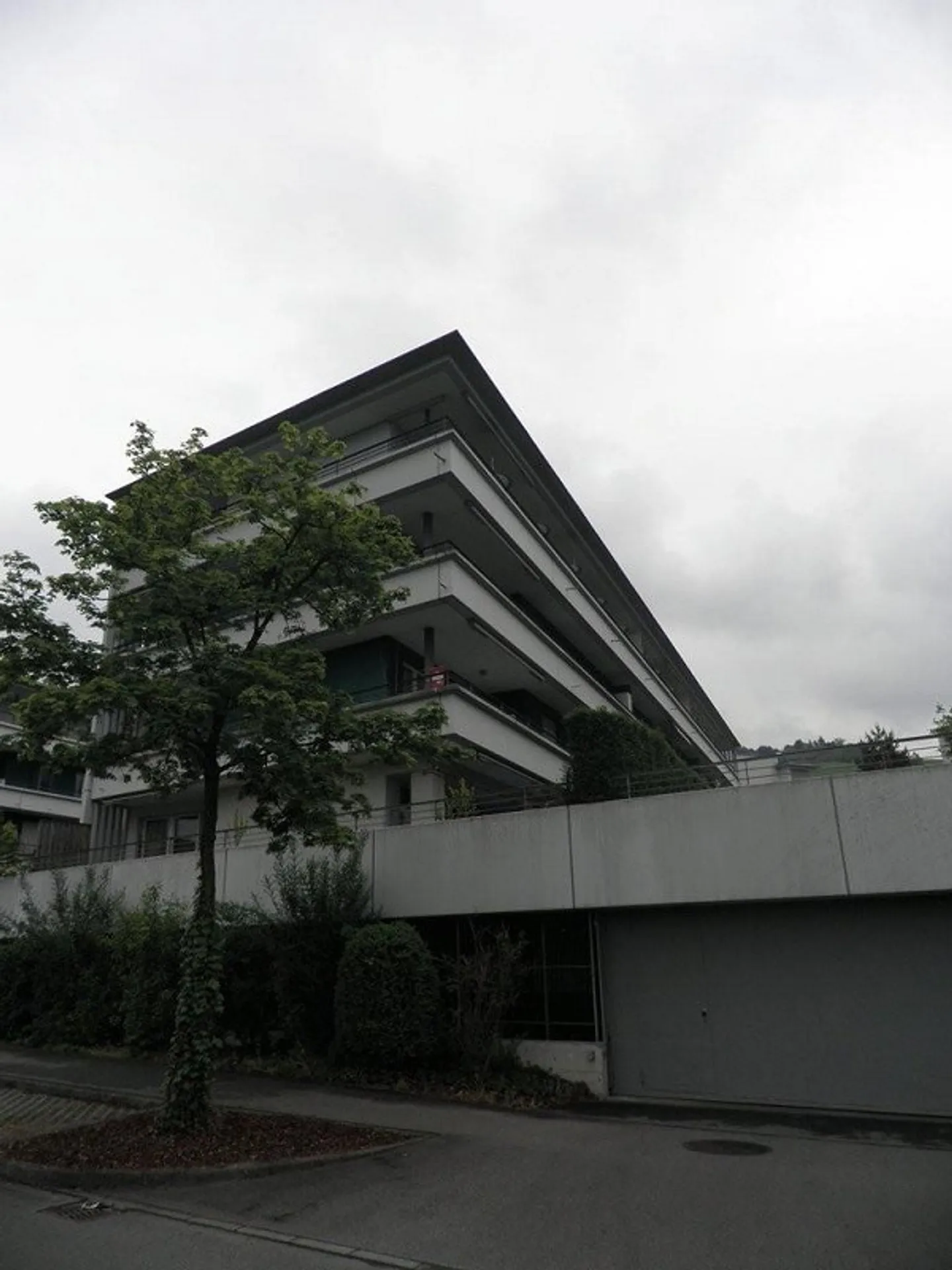 Praktischer Einstellplatz verfügbar - Foto 1 von 2