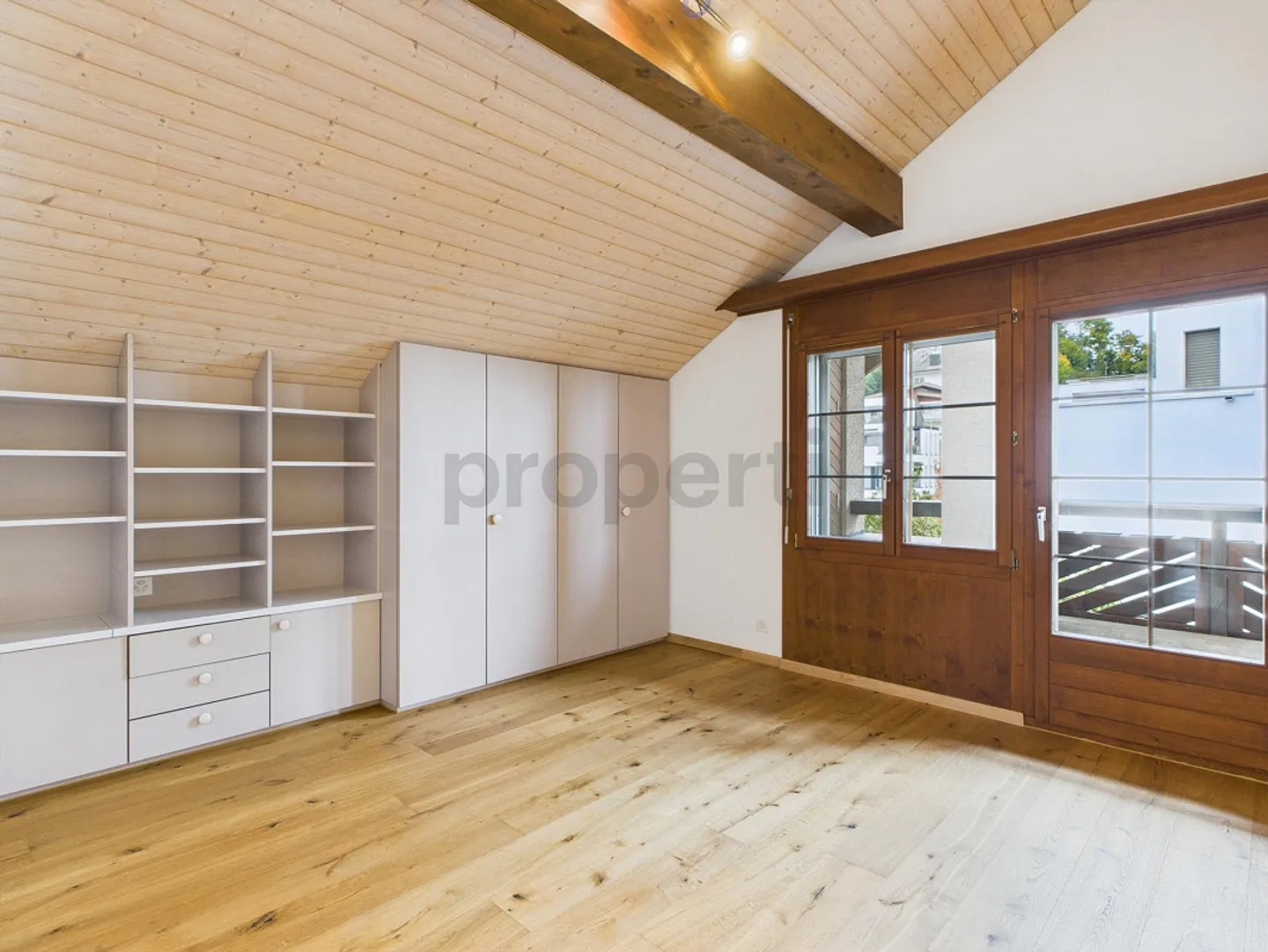 Modernes Einfamilienhaus mit Garten - Foto 8 von 13