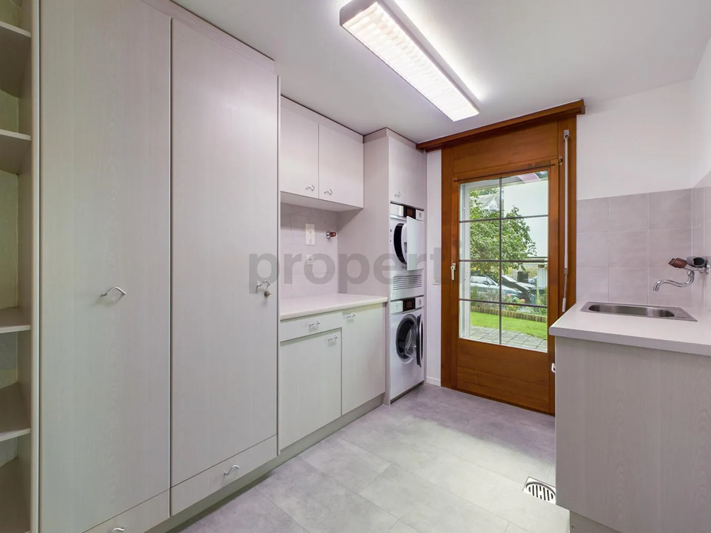 Modernes Einfamilienhaus mit Garten - Foto 9 von 13