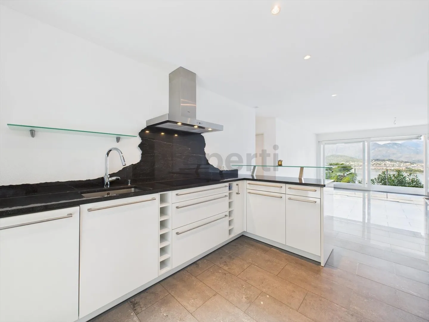«Incantevole appartamento di 3.5 locali con vista mozzafiato sul Lago Maggiore / Charmante 3.5-Zimmer-Wohnung mit Seeblick in Gerra (Gambarogno)» - Foto 5 di 13