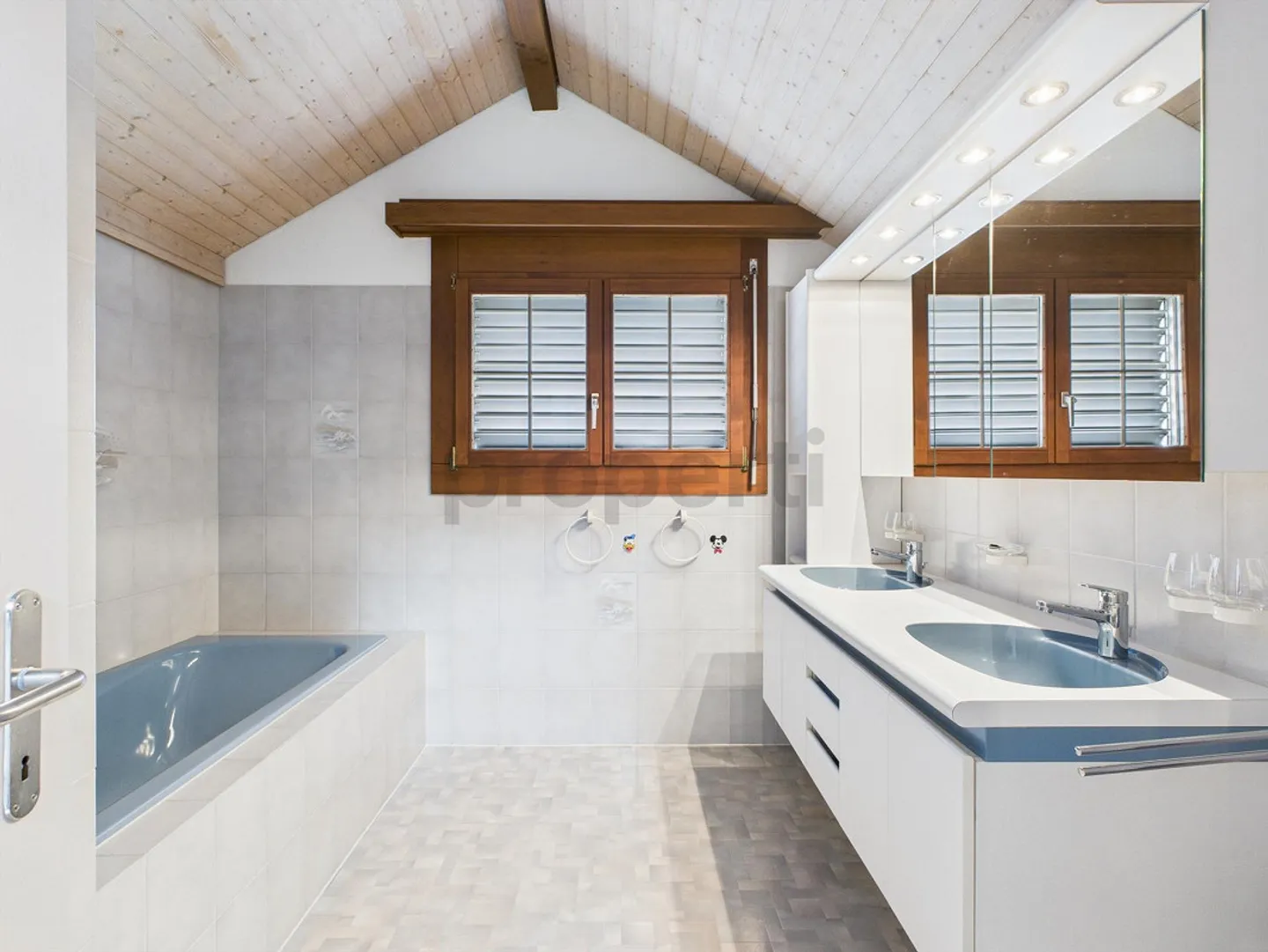 Modernes Einfamilienhaus mit Garten - Foto 12 von 13