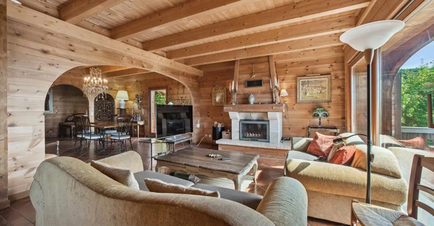 An exceptional chalet with a view of the lake and the forest, garden, double garage box - Photo 2 of 17
