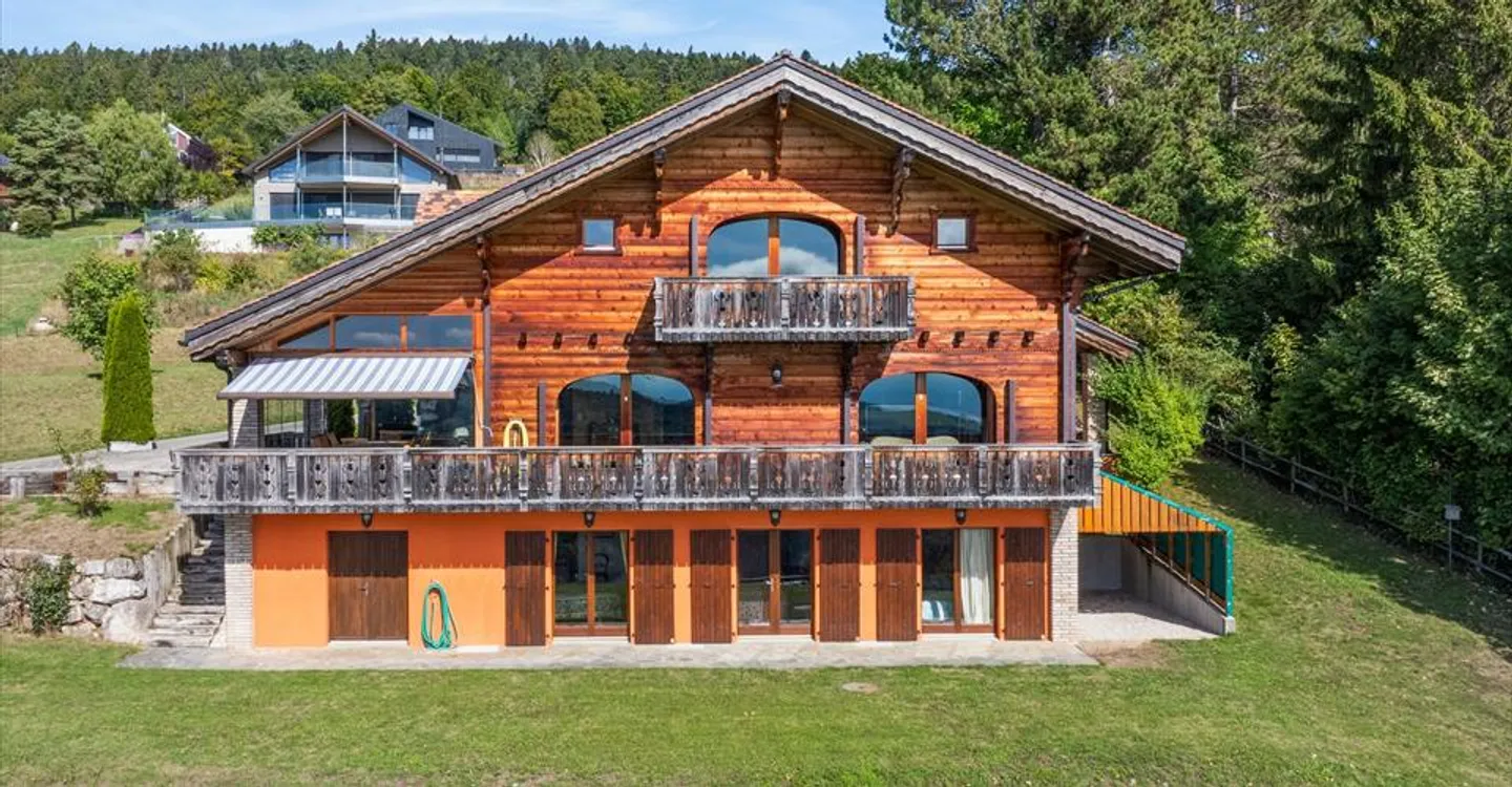 An exceptional chalet with a view of the lake and the forest, garden, double garage box - Photo 5 of 17