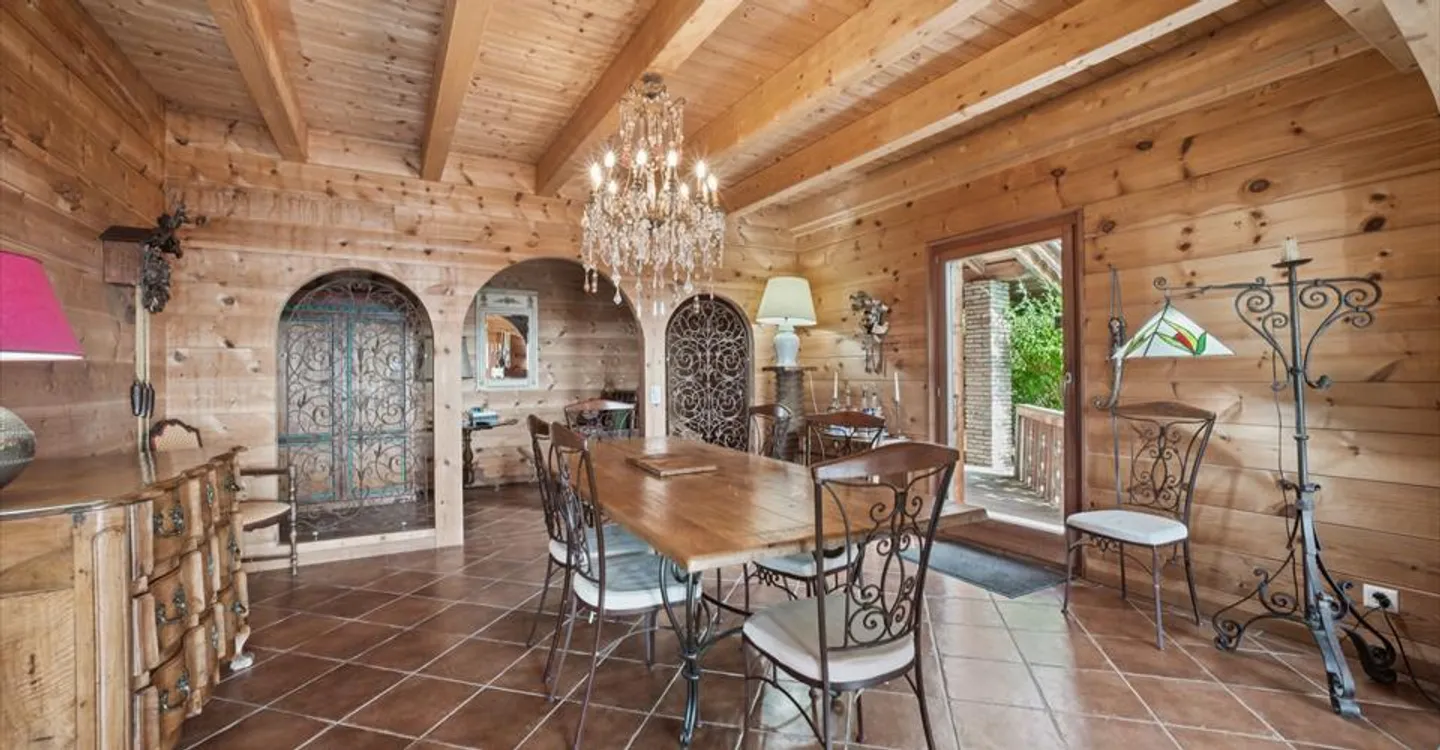 An exceptional chalet with a view of the lake and the forest, garden, double garage box - Photo 7 of 17