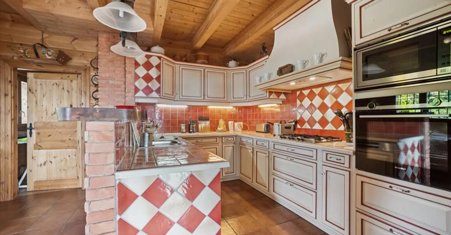 An exceptional chalet with a view of the lake and the forest, garden, double garage box - Photo 8 of 17