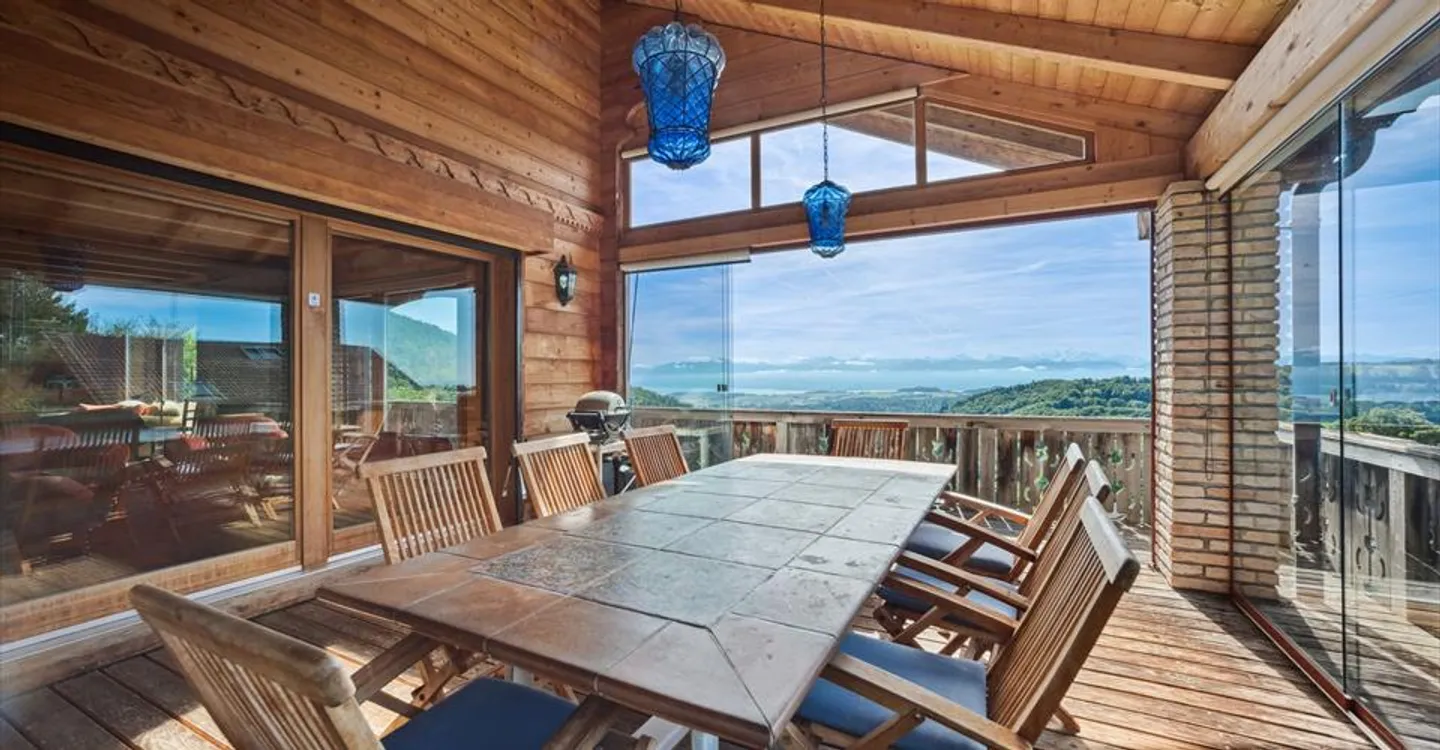 An exceptional chalet with a view of the lake and the forest, garden, double garage box - Photo 9 of 17