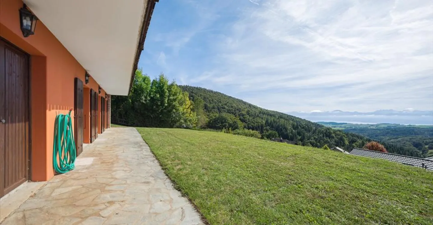 An exceptional chalet with a view of the lake and the forest, garden, double garage box - Photo 13 of 17