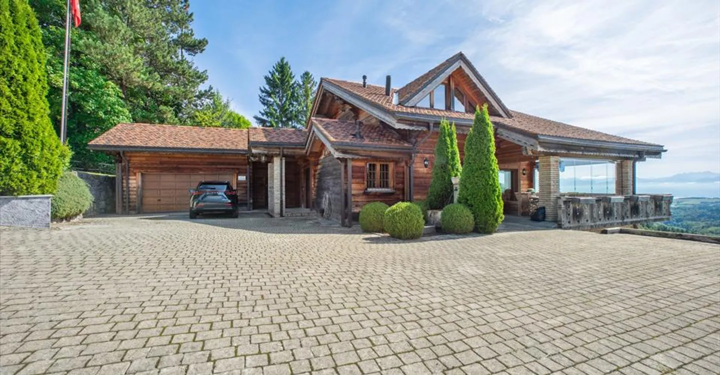 An exceptional chalet with a view of the lake and the forest, garden, double garage box - Photo 14 of 17