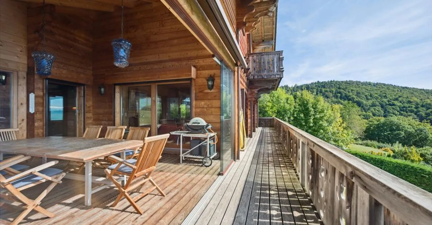 An exceptional chalet with a view of the lake and the forest, garden, double garage box - Photo 10 of 17